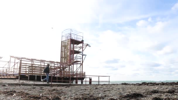 Homem Para Mar Estação Velha Torre Mar Torre Vigia Estação — Vídeo de Stock