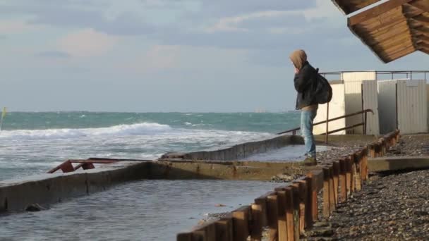 Adam Fırtına Koparacak Büyük Şiddetli Fırtınada Büyük Güçlü Dalgalar Kıyıya — Stok video