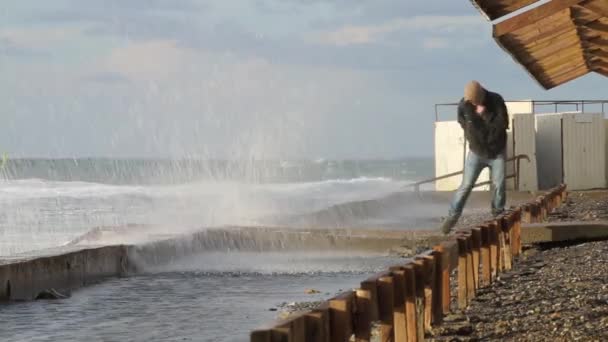 在暴风雨中看着的人 巨大的巨浪在暴风雨中冲破了海堤 俄罗斯 阿纳帕市 — 图库视频影像