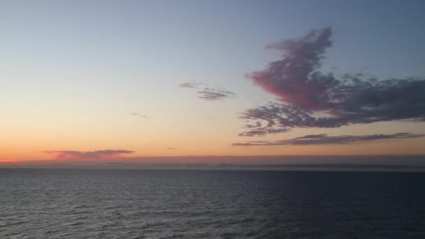 Erstaunlicher Sonnenuntergang Über Dem Strand Meeresstrandwellen Strand Bei Sonnenuntergang Sonnenlicht — Stockvideo
