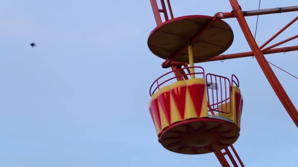 Sokakta Boş Kırmızı Carousel Mavi Gökyüzü Yaz Saati — Stok video