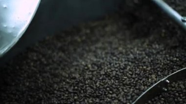 Kahve karıştırma ve özel makine ekipman çelik ayrıntısı iplik kavurma fasulye ile işleme görüntülerini kapat