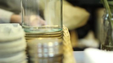 Kahve makinesi ve barista barın arkasında