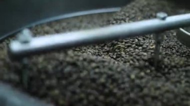 Kahve çekirdekleri değirmeni. Taze kahve kahve profesyonel makine. Aroma, arka plan.