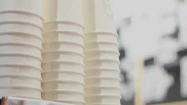 Fazla karton kağıt bardak kahve ya da diğer içecekler için