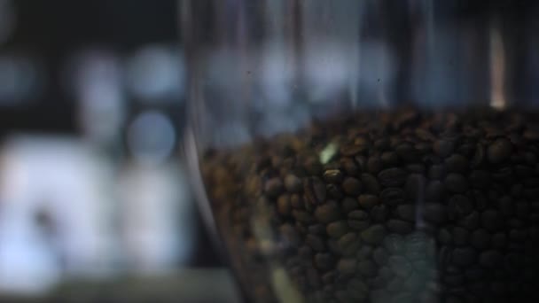 Koffiemolen Met Dalende Koffiebonen Schot — Stockvideo