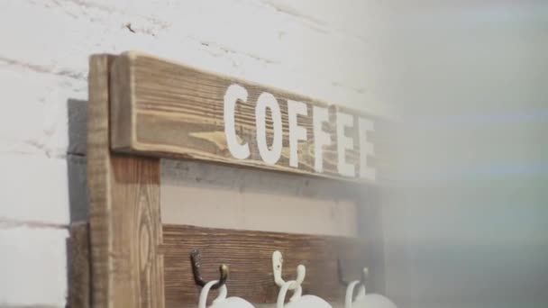 Recogiendo Una Taza Café Una Taza Pie Con Mano — Vídeo de stock