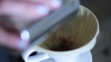 Reklam, iş, İçecek, yaşam kavramı - Barista kahve üzerine su dökerek yer filtresi, el filtre kahve.
