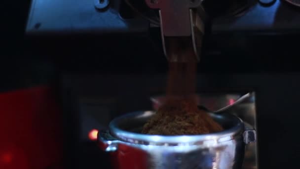 カフェ バーの後ろにコーヒー グラインダーはホルダーにコーヒーを注ぐ — ストック動画