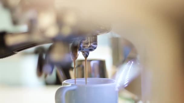 Processo Fare Caffè Dalla Macchina Del Caffè Versare Caffè Nella — Video Stock