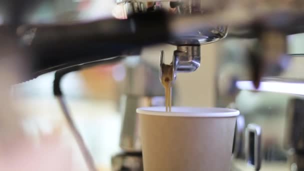 Cafetera Está Funcionando Vierte Café Dos Tazas Las Tazas Son — Vídeos de Stock