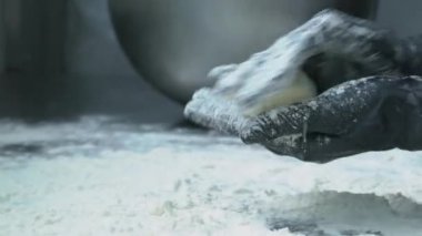 Cheesecake hazırlanması kapatın. Bir bıçak bir un ürün şeklinde aşçı formlar.