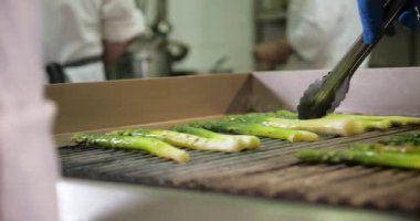 Izgara tava üzerinde yeşil kuşkonmaz yemek atış