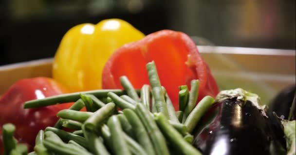 テーブルの上の新鮮な野菜 緑豆と赤唐辛子 テーブルの上のスカッシュ — ストック動画