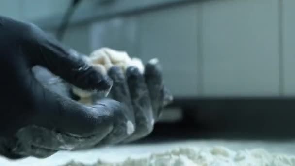 准备芝士蛋糕近在咫尺 厨师用刀形成面粉产品的一种形式 — 图库视频影像