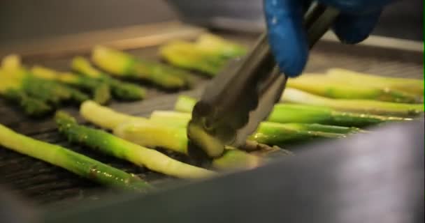 在烤盘上煮熟的绿色芦笋 — 图库视频影像