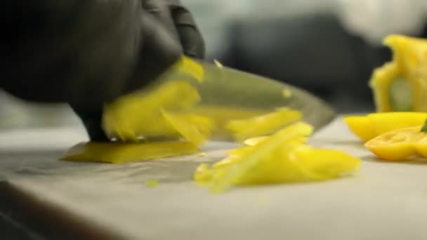 Primer Plano Jefe Hombre Haciendo Ensalada Comida Saludable Cortar Papel — Vídeos de Stock