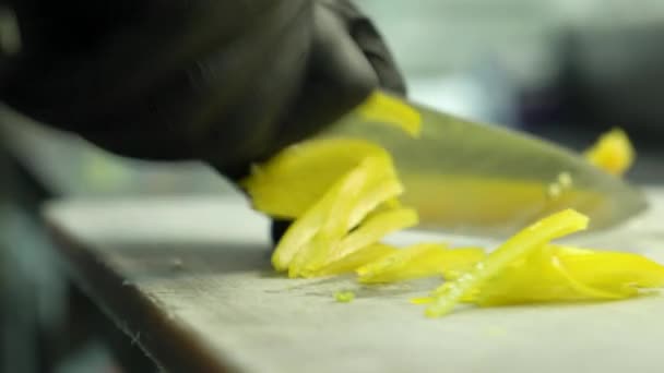 Cortar Cebollas Verdes Frescas Una Tabla Cortar — Vídeo de stock