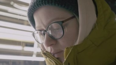 Kadın güzel yüzün gözlüklü bulanık ışıkları kapatın. Açık. Portre