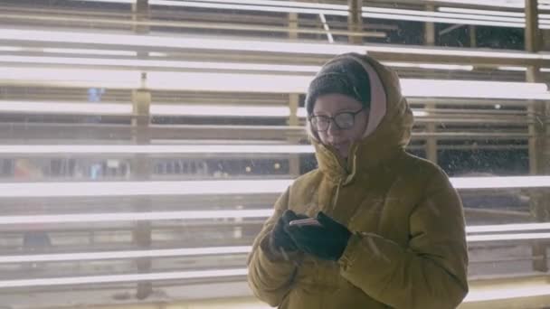 Donna Uso Smart Phone Durante Inverno Notte — Video Stock