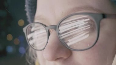 Gözlük içindeki ışıkların yansıması ile yakın çekim