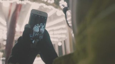 Kadın resimlerini Avrupa atlıkarınca Smartphone sahnesinde. 4 k. kız zevk kış tatil sezonu