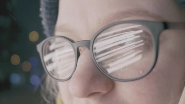 Nahaufnahme Einer Brille Mit Lichtreflexion — Stockvideo