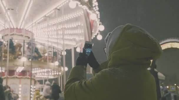 Γυναίκα Λήψη Φωτογραφιών Της Ευρωπαϊκής Carousel Σκηνή Στο Smartphone Κορίτσι — Αρχείο Βίντεο