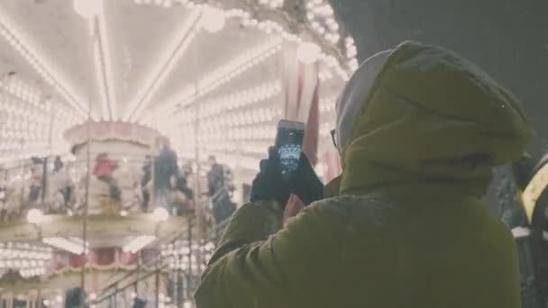 Mulher Uso Telefone Inteligente Tempo Inverno Noite — Vídeo de Stock