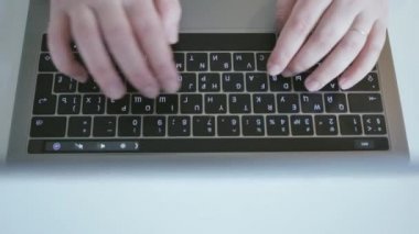 Onu laptop ile minimalist bir masaüstü, en iyi görünüm çalışan kadın