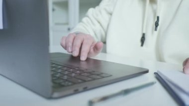 Kadın el web sitesinde touchpad bilgisayarda