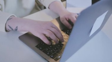 Kadın ofiste dizüstü klavye yazarak. Dizüstü bilgisayar klavyede yazma kadın eller yukarı kapatın.