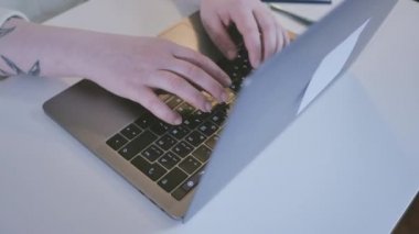 4 k eller türüne Dizüstü Klavye yakın çekim. Hiçbir yüz kadın kanepe üzerinde freelancing yazma yazı Yorumları sosyal ağlarda çalışma evde oturur