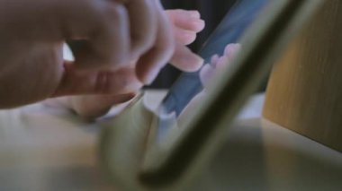 Close-up genç erkek dijital tablet kullanma