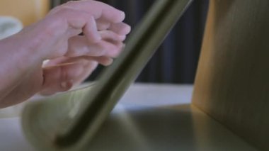 Kadın el tablet bilgisayar kullanarak 