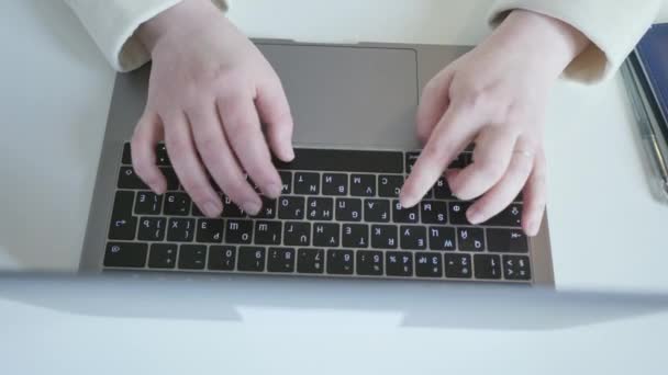 Las Manos Femeninas Escribiendo Portátil Teclado Tecleando Las Manos Freelancer — Vídeo de stock