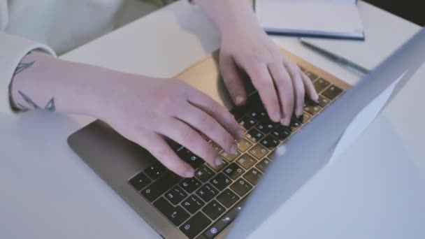 妇女手使用笔记本电脑在家庭内部现代办公室 技术和业务背景 — 图库视频影像