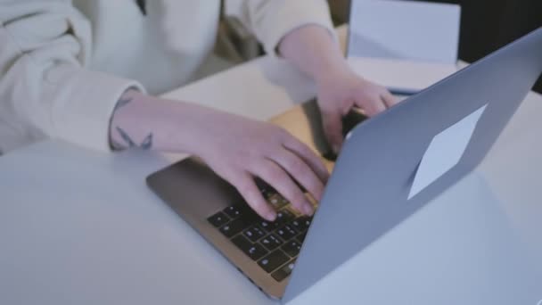 Mãos Mulher Digitando Computador Teclado Russo — Vídeo de Stock