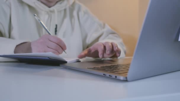 妇女手在桌上打字键盘笔记本 用膝上型电脑关闭女性手进行远程工作 现代学生笔记本电脑 — 图库视频影像