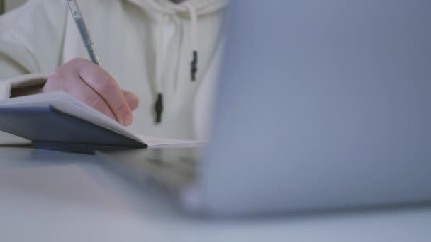 Woman Using Laptop Computer — Stock Video