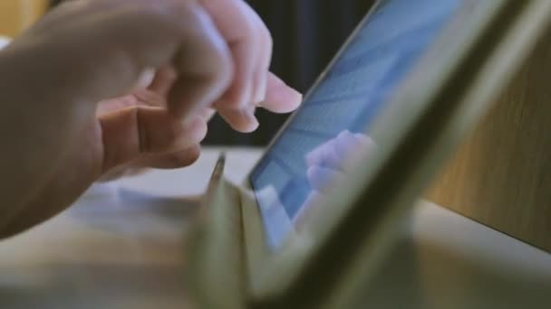 Extreme Close Business Woman Using Tablet Computer — Αρχείο Βίντεο