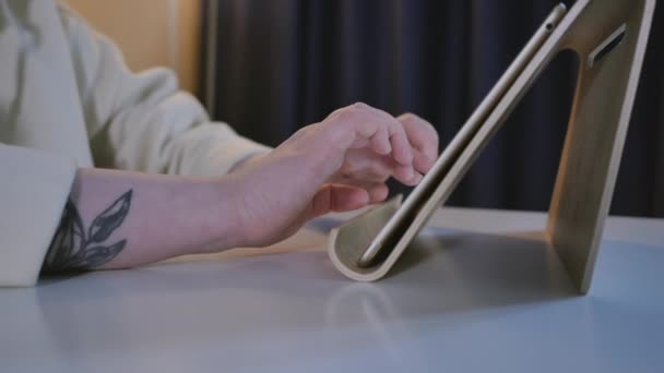 Joven Mujer Negocios Hermosa Sentada Una Mesa Con Tableta Las — Vídeos de Stock