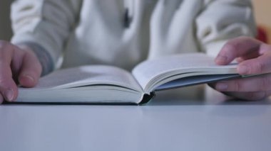 Kapalı bir kitap okuma kadının el atış kapatın