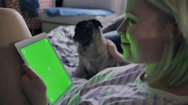 Lány Zöld Képernyő Vízszintes Módban Kanapén Otthonában Aranyos Kutya Közelében — Stock videók