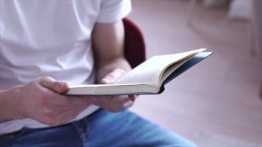 Sayfalar kitap, yakın çekim. Kitap, okuma. Bir adamın elini kitabın sayfalarında tutar. Bir adamın elini kitabın sayfalarında üzerinde döner.