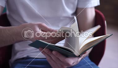 Adam elinde kitap lanetleme kadar kapatın