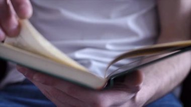 El ve kitap: bir kitap okuma ve parmaklarını çizgisinde tutarak. Bir adamın elini tutan bir kitap ve okuma sırasında sayfa boyunca parmaklarını hareket eder. Kitap okuyucu tutar