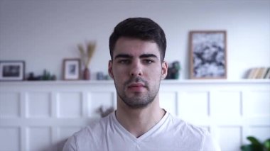office çalışma alanı arka plan gerçek insanlar serisi kamera bakarak genç çekici Ortadoğu iş adamı portresi kapatın