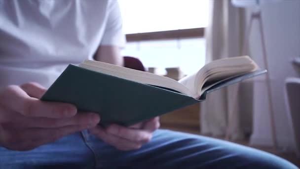 Páginas Del Libro Cierren Libro Leyendo Mano Hombre Sostiene Las — Vídeo de stock