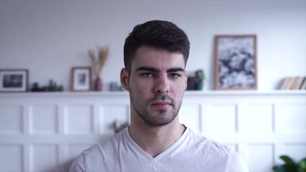 Görüntüleyiciyi Bak Yakışıklı Bir Genç Adam Kafasını Çevirerek Sakallı Headshot — Stok video